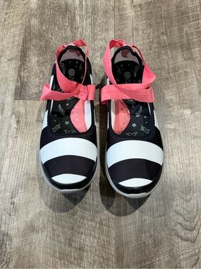BZees Sashay Ballet Style Shoes Women's Sz 9 M Black & White Striped Ribbon Tie